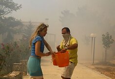 Ugnį bando gesinti ir vietos gyventojai. 