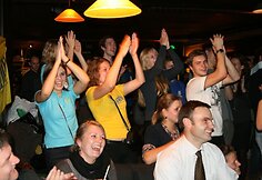 Spalio 6-osios vakarą Laisvės alėjoje skambėjo iš baro „Džem’pub“ sklindančiais džiugiais šūksniais, šurmuliu ir smagių pasirodymų garsais.