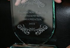 Spalio 6-osios vakarą Laisvės alėjoje skambėjo iš baro „Džem’pub“ sklindančiais džiugiais šūksniais, šurmuliu ir smagių pasirodymų garsais.