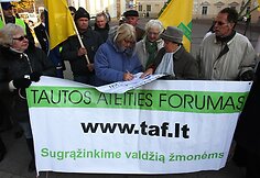 Prie Prezidentūros &ndash; protesto akcija dėl padėties Ukmergės &scaron;ilumos ūkyje.