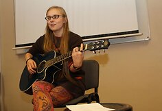 „Njuspeipio“ redaktorė sveikina konkurso dalyvius.