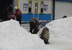 Baltarusijoje vyksiančių šalies vadovo rinkimų išvakarėse vieni žvalgosi kandidatų stenduose, kiti renkasi čiuožinėjimą ant ledo.