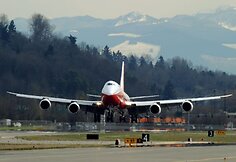 Ilgiausias keleivinis lėktuvas &bdquo;Boeing 747-8 Intercontinental&ldquo;  atliko pirmąjį skrydį.