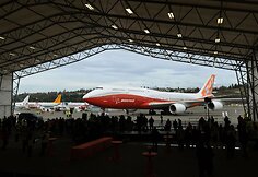 Ilgiausias keleivinis lėktuvas &bdquo;Boeing 747-8 Intercontinental&ldquo;  atliko pirmąjį skrydį.