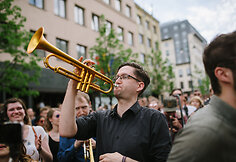 &Scaron;okėjų ir gyvos muzikos eisena