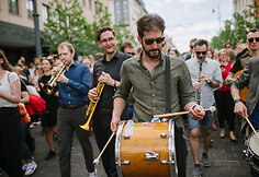 &Scaron;okėjų ir gyvos muzikos eisena