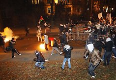 Protesto dalyviai įsisiautėjo.