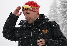 D.Medvedevas pasirengęs slidinėti.