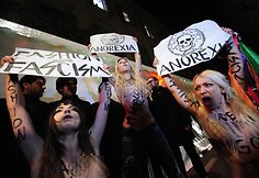 Aktyvistės bandė sužlugdyti &bdquo;Versace&ldquo; mados namų pristatymą.