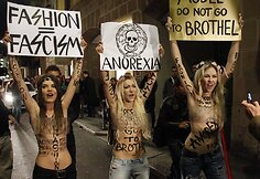 Aktyvistės bandė sužlugdyti &bdquo;Versace&ldquo; mados namų pristatymą.