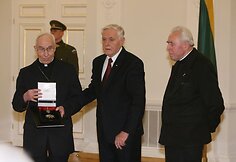 Vyskupas Juozas Tunaitis (kairėje)