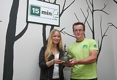 Kompanijos &bdquo;Bitė Lietuva&ldquo; svečių ambasadorė Vytautė Tavoraitė ir generalinis direktorius Chrisas Robbinsas