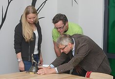 Kompanijos &bdquo;Bitė Lietuva&ldquo; svečių ambasadorė Vytautė Tavoraitė, generalinis direktorius Chrisas Robbinsas ir Žurnalų leidybos grupės vadovas Juozas Mačys