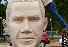 Milžiniškas Obamos biustas keliauja per JAV valstijas.
