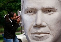 Milžiniškas Obamos biustas keliauja per JAV valstijas.