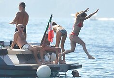 Lopez su &scaron;eima poilsiauja Kaprio saloje