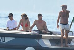 Lopez su &scaron;eima poilsiauja Kaprio saloje
