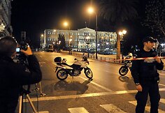 Policija evakavo žmones i&scaron; rajono prie Nežinomo kareivio kapo.