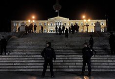 Policija evakavo žmones i&scaron; rajono prie Nežinomo kareivio kapo.