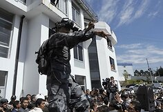 Pranešimų apie nukentėjusius žmones gauta ir iš kitų Ekvadoro miestų, kur į gatves išėjo nepatenkinti policijos pareigūnai.