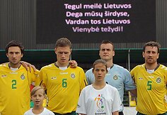 Giedamas Lietuvos himnas.