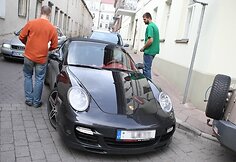 Linas Keiza ir jo prabangus sportinis automobilis „Porsche 911 Turbo”.