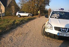 Visureigis BMW X5 ir pasieniečių automobilis