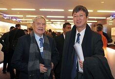 George'as Sorosas ir  TVF direktoriaus pavaduotojas Zhu Min