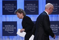 Klausas Schwabas,Pasaulio ekonomikos forumo steigėjas ir  &Scaron;veicarijos prezidentė Eveline Widmer-Schlumpf
