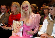 Filmų suaugusiems žvaigždė Cicciolina, kurios tikrasis vardas Ilona Staller