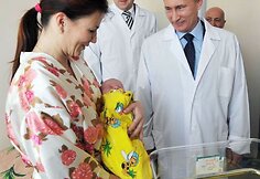 Septyniamilijardasis pasaulio žmogus, jo mama Jelena Nikolajeva ir Vladimiras Putinas