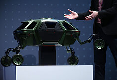 &bdquo;Hyundai&ldquo; vaik&scaron;čiojantis automobilis &bdquo;Elevate Concept&ldquo;