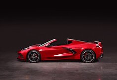 Naujojo Chevrolet Corvette Stingray stogas gali būti nuimtas &ndash; tuomet jis patogiai telpa galinėje automobilio bagažinėje.