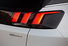 Hibridinio automobilio logotipas