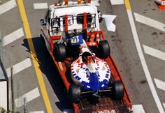 Taki Inoue Footwork bodilas i&scaron;vežamas po susidūrimo su saugos automobiliu. (Steve Gregory, Wikimedia(CC BY-SA 2.5)