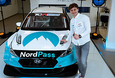 Lenktynininkas Jonas Karklys pristatė naują žiedinių lenktynių automobilį &bdquo;Hyundai i30N TCR&ldquo;