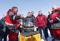Rusijos mokslininkai praeitą savaitę panardino vieną didžiausių pasaulyje povandeninių kosminių teleskopų, norėdami žvilgtelėti į Visatą pro skaidrius Baikalo ežero vandenis.