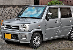 Priekinės ir galinės Daihatsu Naked durelės buvo prakti&scaron;kai identi&scaron;kos. (Tennen-Gas, Wikimedia(CC BY-SA 3.0)