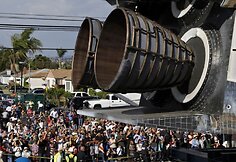 Erdvėlaivis &bdquo;Endeavour&ldquo; vežamas į paskutinę kelionę Los Andželo gatvėmis