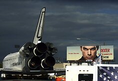 Erdvėlaivis &bdquo;Endeavour&ldquo; vežamas į paskutinę kelionę Los Andželo gatvėmis
