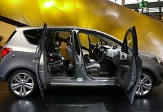 Opel Meriva su plačiai atvertomis durelėmis. (Mic, Wikimedia(CC BY 2.0)