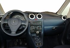 1007 salonas toli gražu nebuvo pats stilingiausias, bet jį buvo galima paįvairinti skirtingų spalvų plastikais. (Affemitwaffe, Wikimedia(CC BY-SA 3.0)