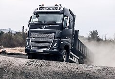 „Volvo Trucks“ pristato naujas funkcijas, skirtas saugiai vairuoti sudėtingomis sąlygomis