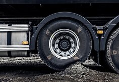 „Volvo Trucks“ pristato naujas funkcijas, skirtas saugiai vairuoti sudėtingomis sąlygomis