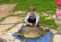 Alos sūnus su karpiu (16,8 kg).