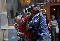 Turkijos policija &scaron;e&scaron;tadienį su a&scaron;arinėmis dujomis ir vandens patrankomis &scaron;turmavo Stambulo Gezi parką.