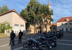 VSAT pareigūnai i&scaron; Vilniaus pasienio rinktinės, Aviacijos valdybos, Pasieniečių mokyklos ir kolegomis i&scaron; policijos startavo į intelektualų pažinimo ralį. Juos i&scaron;lydėjo kunigas Algirdas Toliatas.