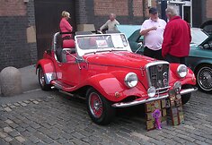 Briti&scaron;kos companijos &bdquo;Spartan Cars&ldquo; automobilis &bdquo;Spartan&rdquo;, nieko bendro neturintis su amerikieti&scaron;ku &bdquo;Nissan Spartan&rdquo;. Wikipedia nuotrauka