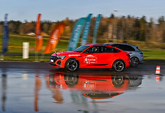 Sporti&scaron;kų automobilių testas &bdquo;Metų automobilio&ldquo; konkurse: elektrinė &bdquo;Audi&ldquo; prie&scaron; benzininį &bdquo;Porsche&ldquo;