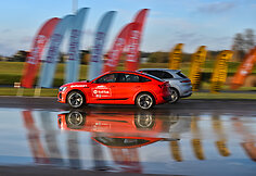 Sporti&scaron;kų automobilių testas &bdquo;Metų automobilio&ldquo; konkurse: elektrinė &bdquo;Audi&ldquo; prie&scaron; benzininį &bdquo;Porsche&ldquo;